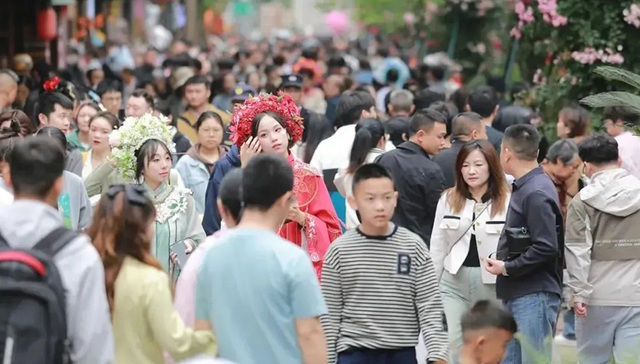 成都龙泉驿洛带古镇“簪花热”