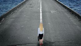 创二代女掌门举债收购，将收获一个A+H股上市公司