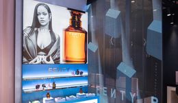 蕾哈娜抖音直播首秀，半小時場觀超400萬