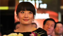 宗馥莉接棒100天，钟睒睒站在大门外