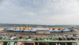 龍舟“開飆”嘉陵江，四川省“百舟競(jìng)渡迎端午”集中展演人潮如織