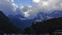 旅行博主，困在圍城