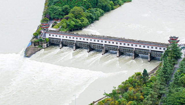 2030m³/s 都江堰渠首迎来近三年最大洪峰过境