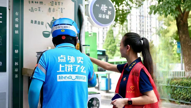 凉茶送爽，海曙雄镇社区的“驿”杯凉茶铺开张了