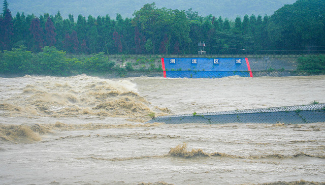 都江堰渠首迎来近10年最大洪峰过境