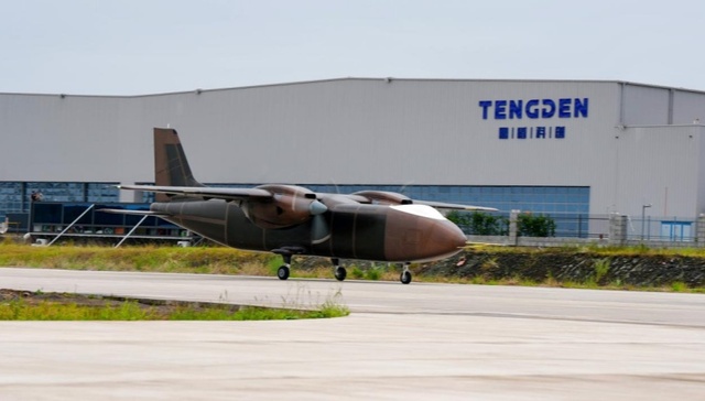 最大航程2000公里、2吨级商载能力，“四川造”大型双发无人运输机成功首飞