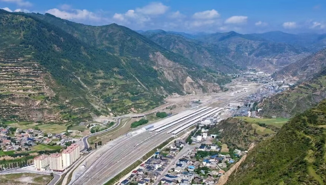 正式通车！从成都坐高铁最快99分钟直达黄龙九寨站