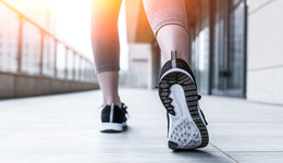 耐克、阿迪達斯的代理生意不好做，滔搏利潤大跌帶崩股價，5年關(guān)了2199家店