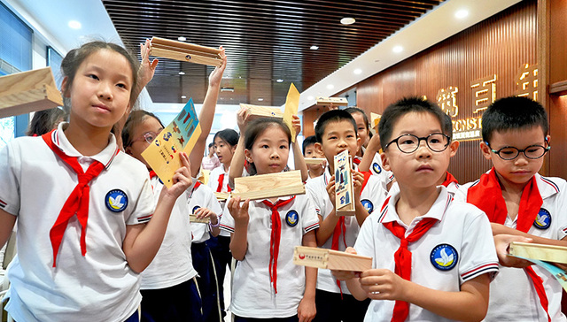 体验传统与科技的魅力 学生直呼“太酷了”