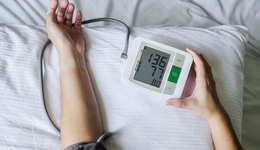 6月以來魚躍醫(yī)療市值蒸發(fā)近百億，上半年業(yè)績走低，百億營收目標(biāo)能否實(shí)現(xiàn)？