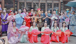 國慶假期首日，《荔港往事》火爆啟幕，多彩活動點亮盛世華章