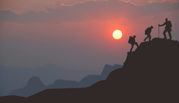 不止大山装扶梯，这届游客沉迷“躺平式”旅游