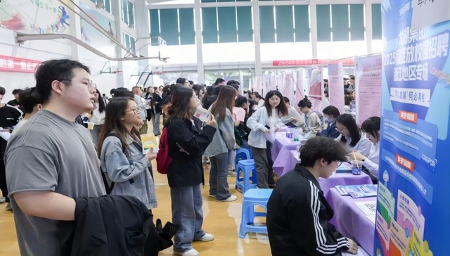 高校招聘会，大四学生“反向”求职