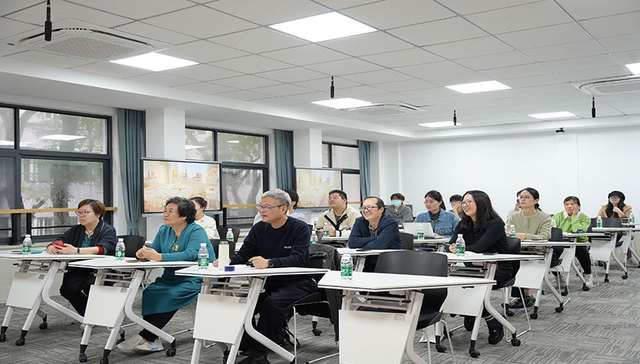 大学生穿剧“李焕英” 与银龄长者共话家庭教育新理念