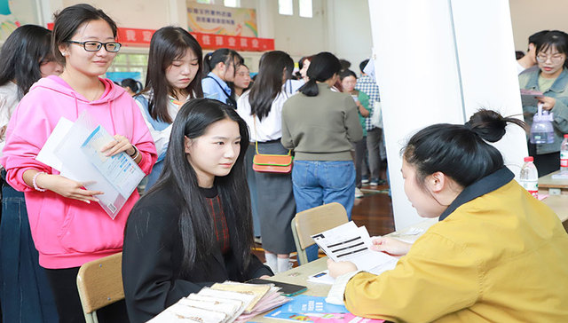 巾帼启航   高校妇联多举措助力女大学生就业