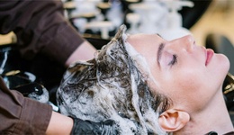 “洗頭外包”成了打工人新寵，年輕人為何集體“上頭”？