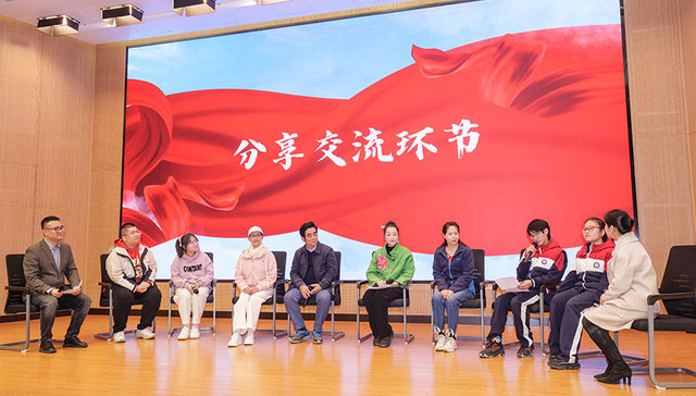 “老中青”三代同上一堂课  高校探索“大思政课”新形式