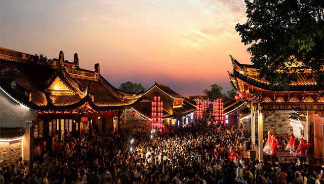 飘雪、极光、水幕......2025跨年来这里就够了！