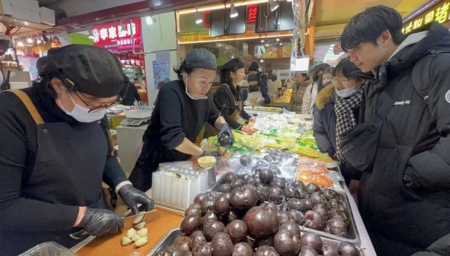 进入冬季后，哈尔滨哈达批发市场冻梨、冻柿子等冻货日销60吨