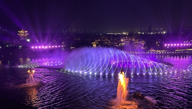 火壶表演、光影水秀、无人机表演……成都科幻馆上演“星云奇妙夜”