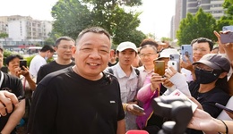 跟著于東來的人，都發(fā)了