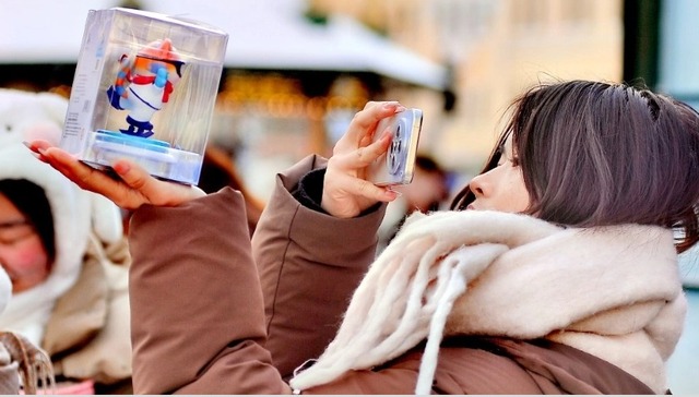 亚冬会文创产品在哈尔滨热销