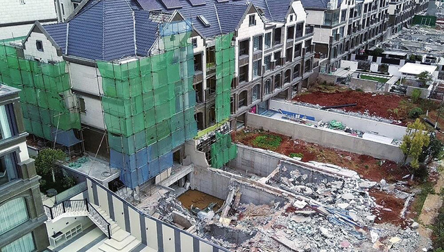 别墅违建部分被拆，共涉及滇池华府俊园34户