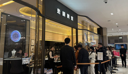 凌晨三点，在老铺黄金门口排个队