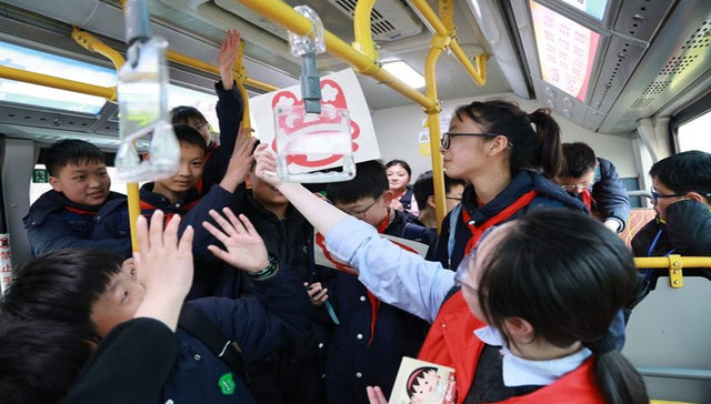 宁财学子绘梦巴士移动课堂，点亮5公里求学路