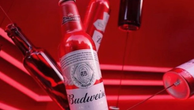 TOPBRAND | 古都外中式汉堡获融资；百威亚太回应裁员千人；水獭吨吨鲜萃液升级；Versace首席创意官卸任