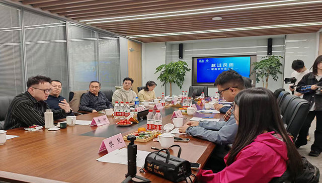 《越过风雨》歌曲创作座谈会：用爱与勇气点燃希望