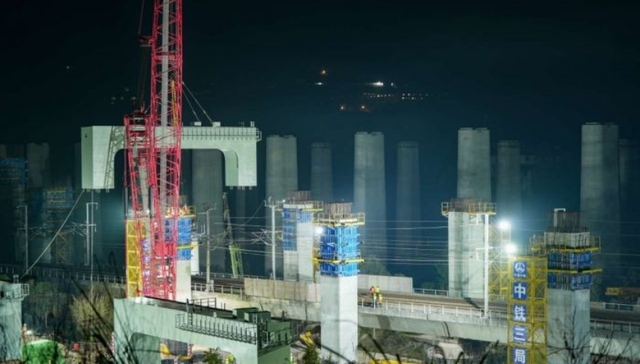 新进展！成达万高铁首个跨既有高铁钢横梁吊装完成