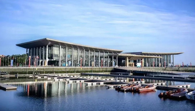 时评 | 青岛红毯秀背后的“出圈经济学”