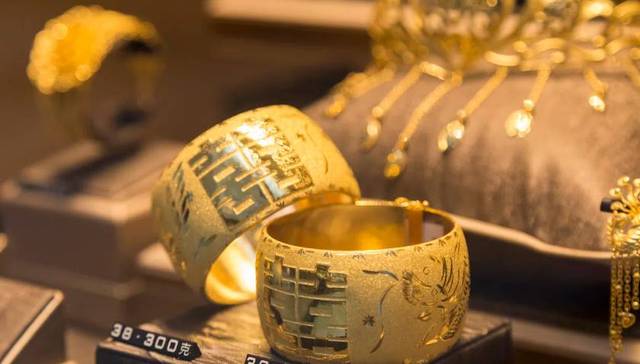 黄金消费两重天：周大生、中国黄金等遇冷，95后女孩副业“薅金”年入15万