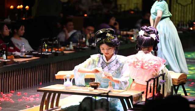 赴一回宫廷御宴 梦千年国色芳华：青岛首家大型沉浸式文化餐秀兰齐宴赋落地