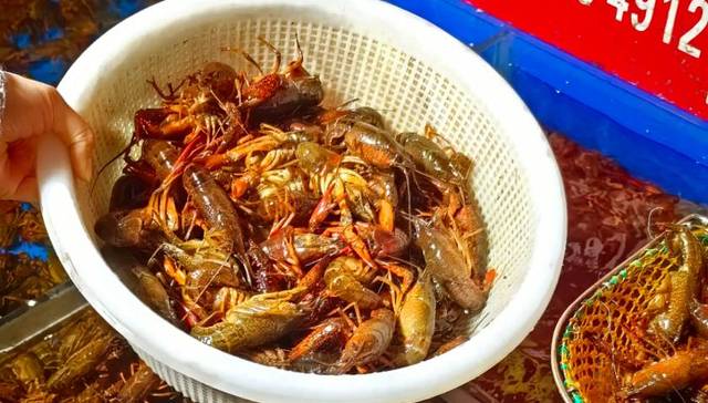 小龙虾身价暴跌，商家叫苦，销量持续上涨