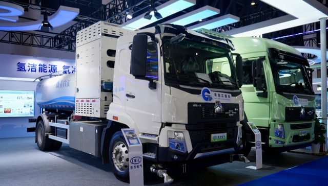 穿起“盔甲”变大力士、机器人为嘉宾做艾灸……这届成都工博会很硬核