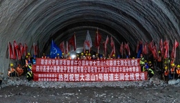 西南第一長高速公路隧道貫通，樂西高速馬昭段今年底建成通車！