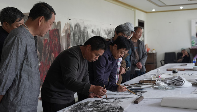 河北迁安：百名艺术家“迁纸”画迁安