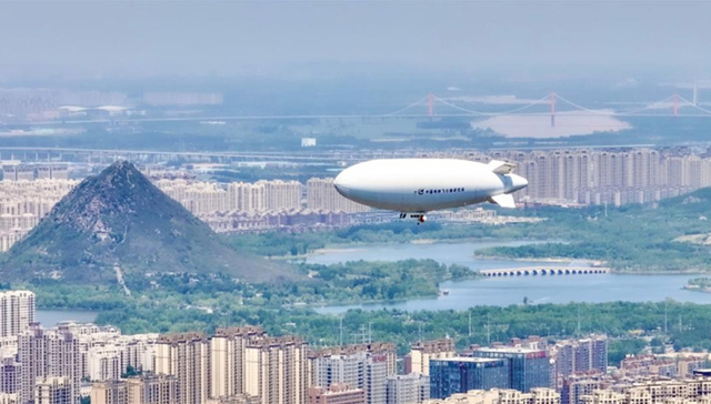 “祥云”腾空起 云端瞰泉城——AS700载人飞艇山东首飞成功，开启低空经济创新应用新篇章