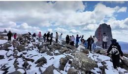 鳳凰山景區(qū)：一山兩季，邂逅五月飄雪童話世界