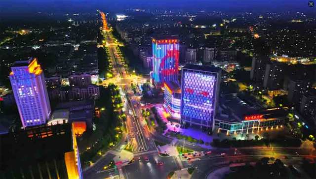 千年甬城点亮世界目光 2025第四届中国—中东欧国家博览会暨国际消费品博览会主题灯光秀璀璨启幕