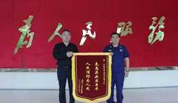 “你的話讓我重生！”——消防員王寧生死承諾托起6次手術(shù)奇跡 獲救者跨越鬼門關(guān)淚贈錦旗