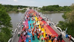 “橙”意相伴松江畔 步履丈量生態(tài)美 “健康每一步 平安伴您行”徒步活動燃動冰城初夏