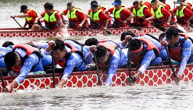 松花江上龙舟竞渡，奋楫争先！