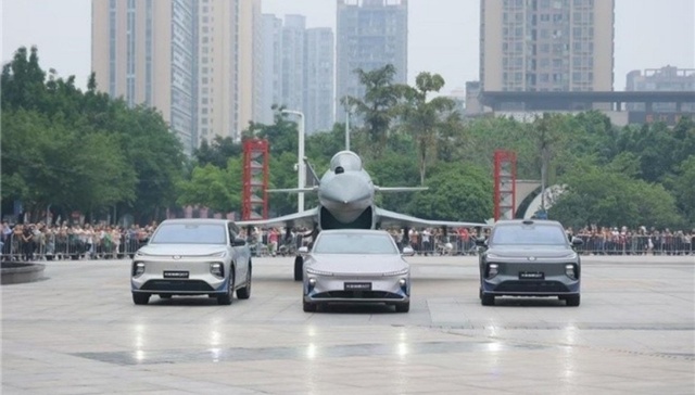 歼10C战斗机荣昌街头巡游创全国首例 长安启源硬核牵引引爆全民关注