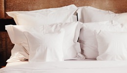 一只枕套，擊中亞朵