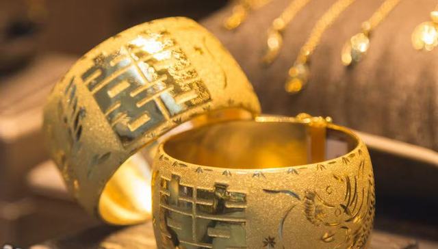 水贝老板排队去上市：周六福首过港交所聆讯，“75后”潮汕珠宝商开出超4000家店