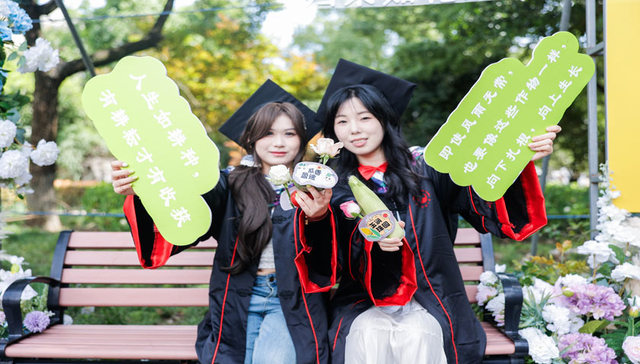 学弟学妹送上创意毕业礼传递毕业季里的别样温情