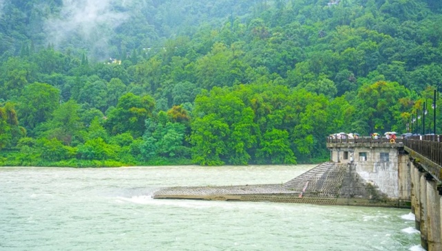 暴雨+山洪灾害预警升级 都江堰已进入自然分流状态